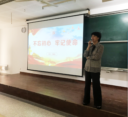 曹秋萍书记向数媒学院全体新生讲授“不忘初心，牢记使命”专题党课